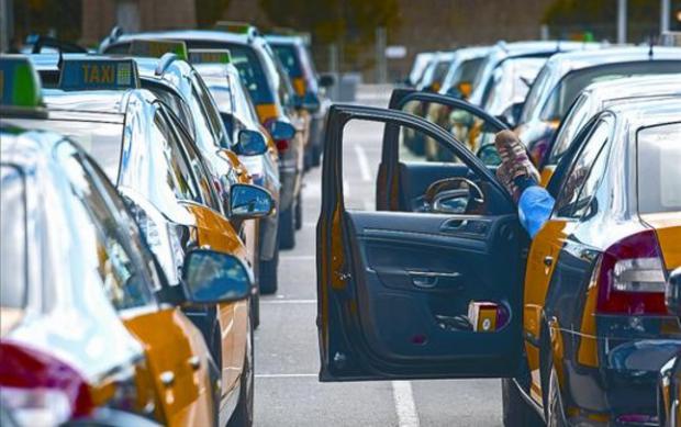 Golpe a la mafia de taxis piratas que operan ilegalmente en el aeropuerto de El Prat