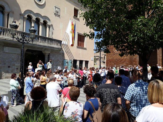 Concentración frente al Ayuntamiento de Cornellà en contra de la puesta en libertad de la Manada. 
