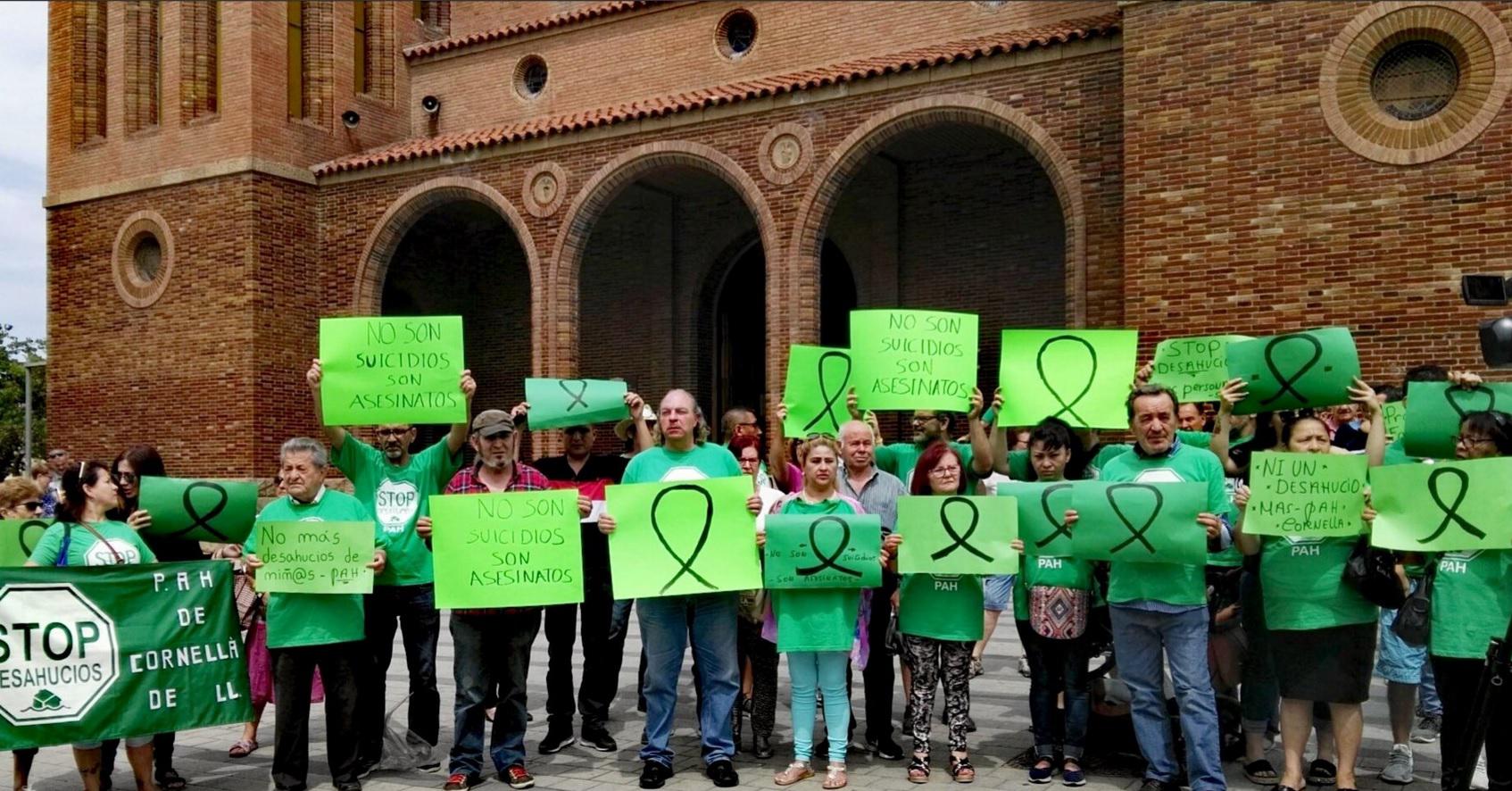 Un centenar de personas se concentran en Cornellà como muestra de duelo por la muerte del vecino que iba a ser desahuciado