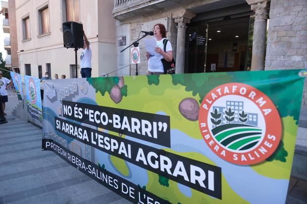 La oposición al proyecto Ribera-Salines de Cornellà moviliza a unas 400 personas