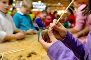 Uno de los talleres de manualidades el año pasado en la Fira Infantil de Nadal de Cornellà.