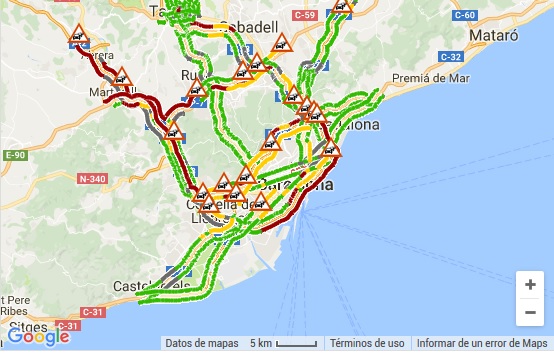 Un aparatoso accidente entre un coche y un camión colapsa la A-2 dirección Lleida en plena operación salida