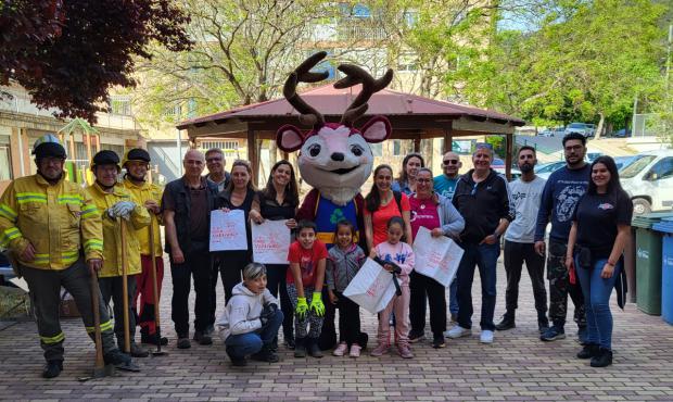 Vallirana retira cañas y residuos en una matinal de limpieza en Les Casetes