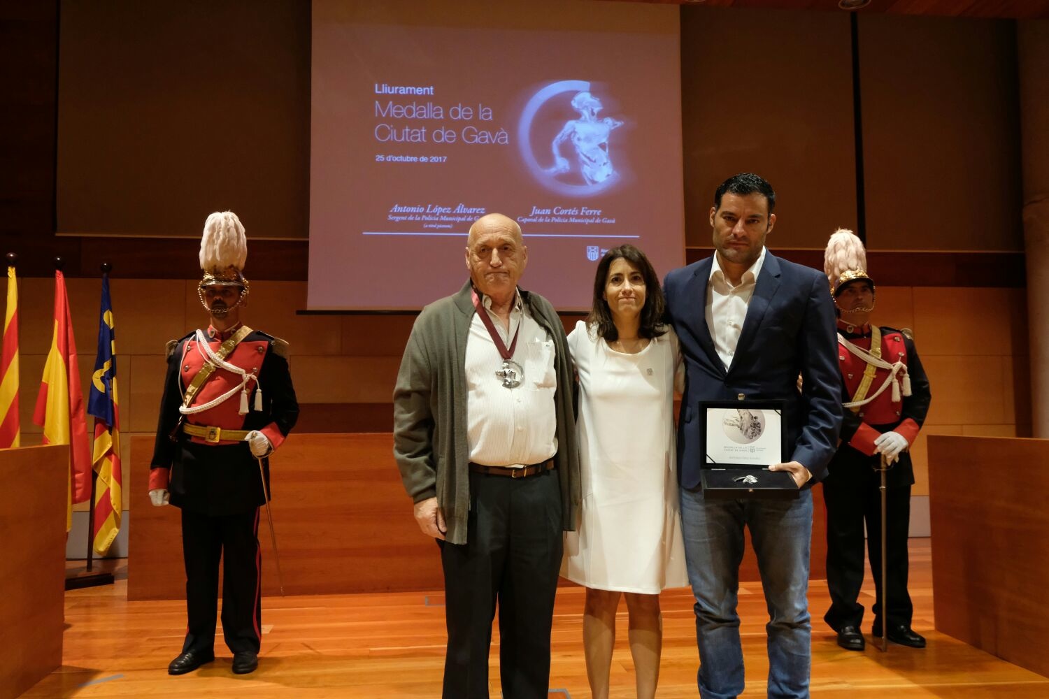 Gavà condecora con la Medalla de la Ciudad a Antonio López, a título póstumo, y el caporal Juan Cortés