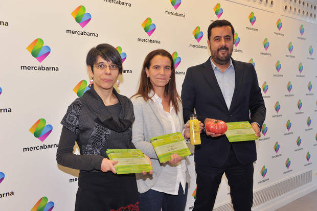 De izquierda a derecha, los representantes de las empresas Hortec, Talls i més y Grup Gavà, ganadores de los premios ‘Mercabarna Innova’