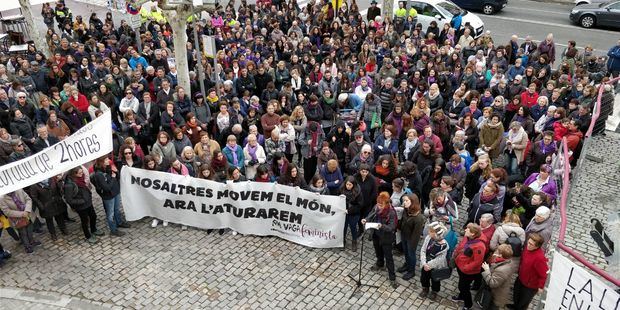 Lectura del manifiesto del pasado 8 de marzo ante el consistorio.