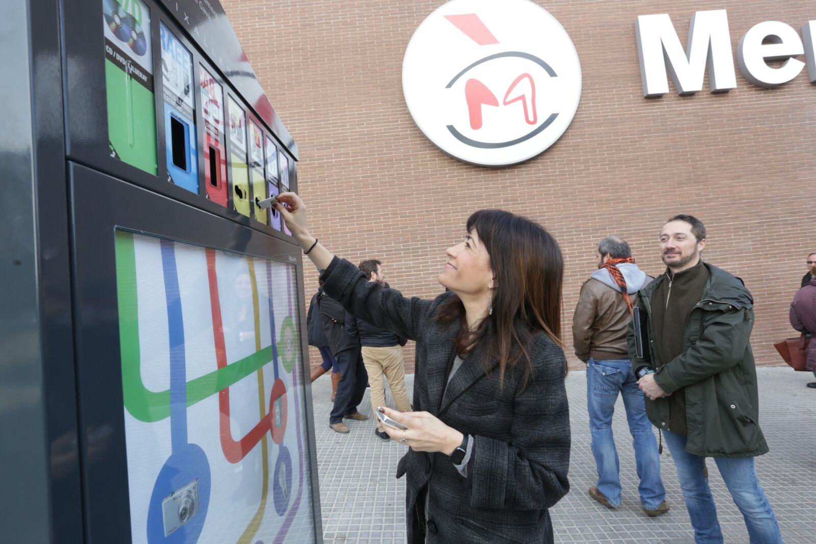 Gavà instal·la quinze minideixalleries per incentivar el reciclatge de petits residus domèstics