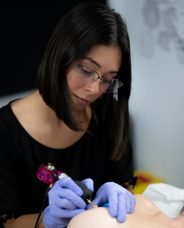 La tatuadora oncológica Mireia Ortega expone en Sant Andreu de la Barca
