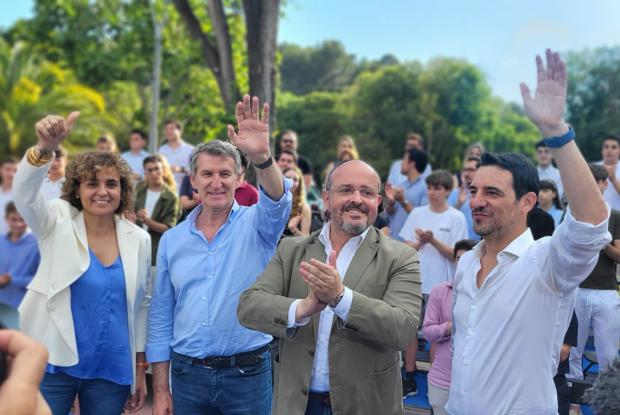 El cambio está en el aire. Feijoo inicia en Castelldefels su gira catalana por la reelección