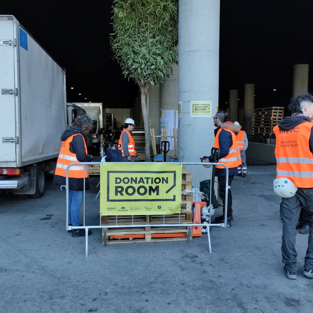 La cara más solidaria del Mobile World Congress: recogida de material para la comunidad de L'Hospitalet