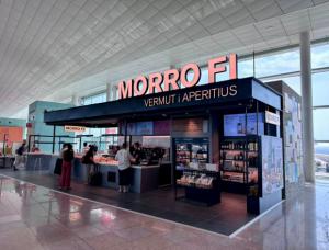 El Aeropuerto de El Prat brinda por su primera vermutería y refuerza la apuesta gastronómica local