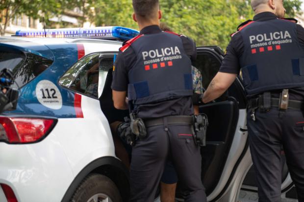 Tres estafadores de L'Hospitalet cobran más de 5.000 euros con cheques robados y manipulados