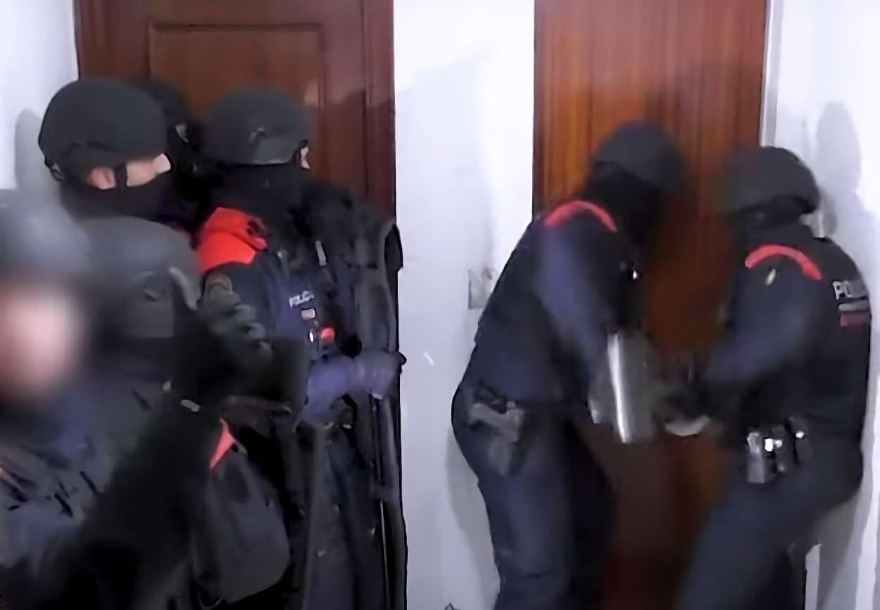 Cinco detenidos en Gavà tras descubrirse un ‘superinvernadero’ de marihuana en pleno bloque de pisos