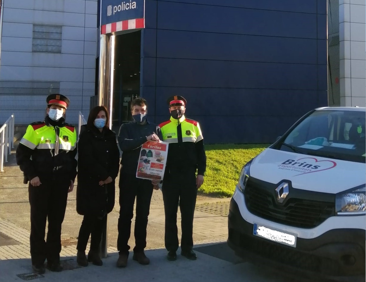 Donación solidaria los Mossos d'Esquadra a Cáritas Diocesana de Sant Feliu