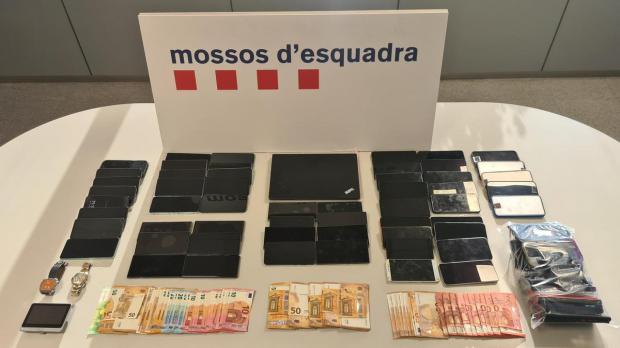 Escondite de teléfonos robados en Esplugues. Detenidos por robar 50 móviles por toda Cataluña