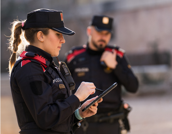 Mossos arrestan a dos jóvenes por distribución de hachís y marihuana, incluyendo a menores entre sus clientes