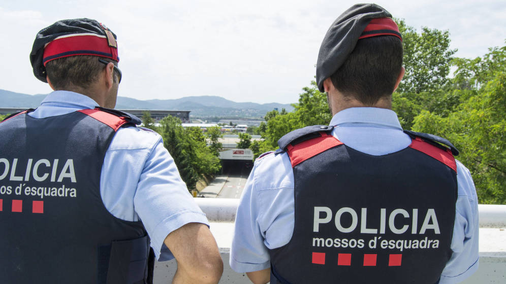 Detienen a cuatro personas en Cornellà que robaban bombonas de gas freón