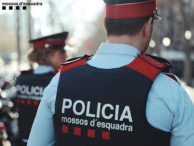 Los Mossos y la Guàrdia Urbana de l’Hospitalet descubren un punto de venta de cocaína en un piso ocupado del municipio