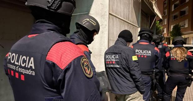 Detenidos en El Prat varios miembros de una banda de narcos que utilizaba billetes de 500€ falsos