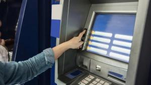 Detenidos por asaltar a una persona con un cuchillo mientras sacaba dinero de un cajero en Martorell