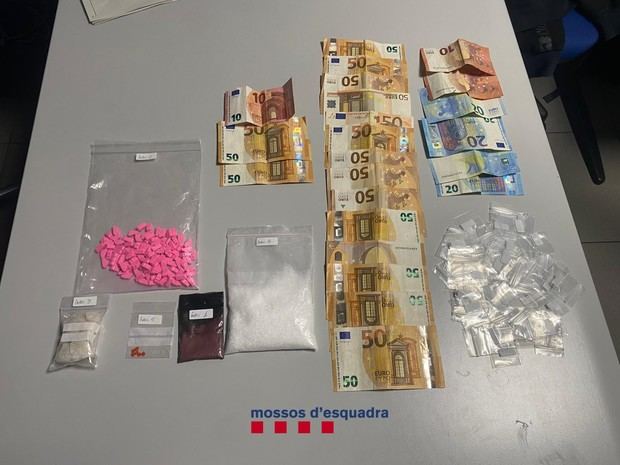 Los agentes han interceptado 910 euros en efectivo y sustancias estupefacientes en el vehículo de los dos detenidos.