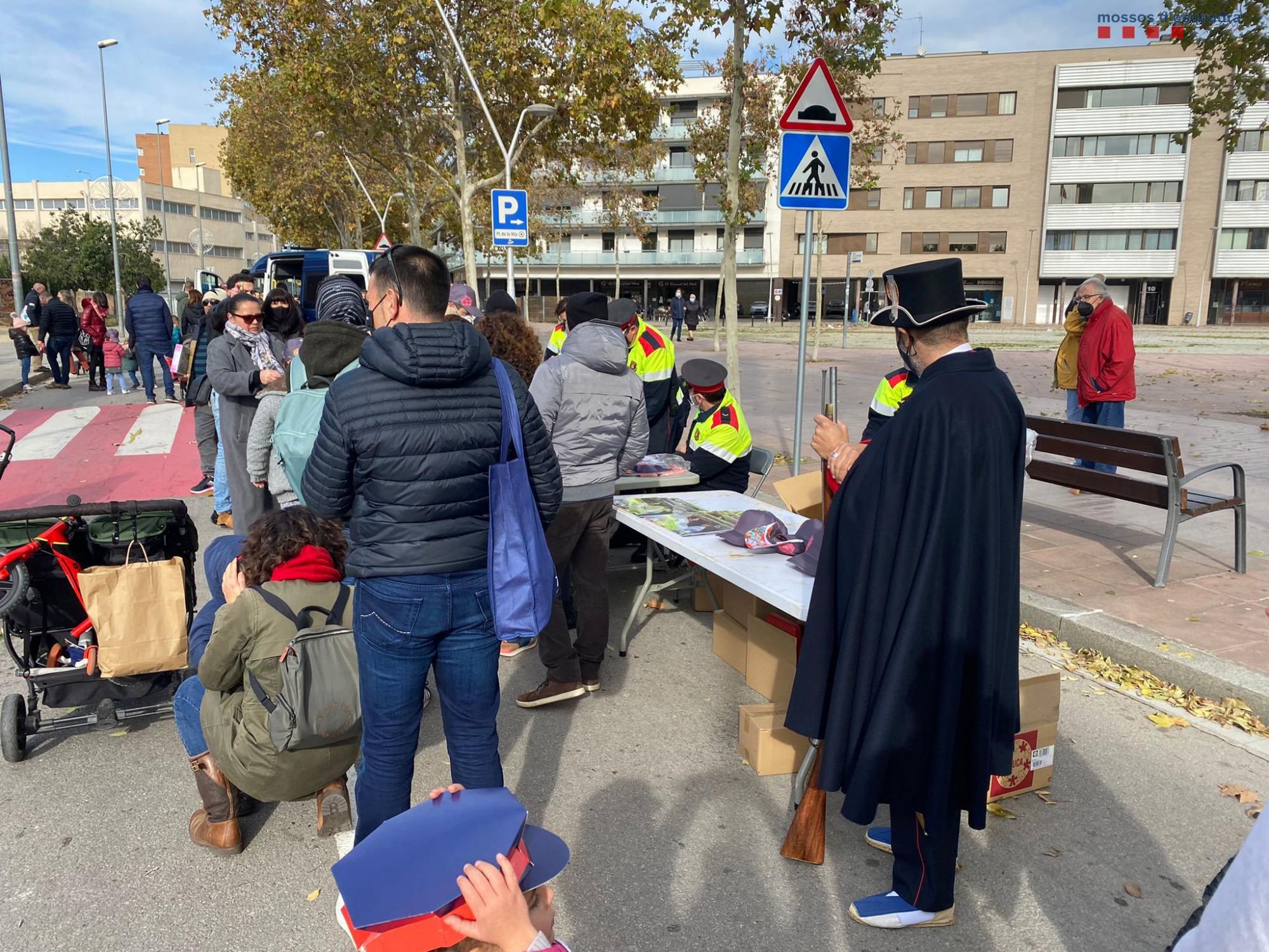 Los Mossos d'Esquadra participan en la fiesta de Molins de Rei por el cáncer infantil