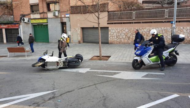 La policía local de Sant Boi se tira de la moto en la mani de Monbus