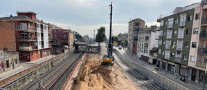 Traslado de la maquinaria en la estación de Sant Feliu para perforar el túnel del soterramiento