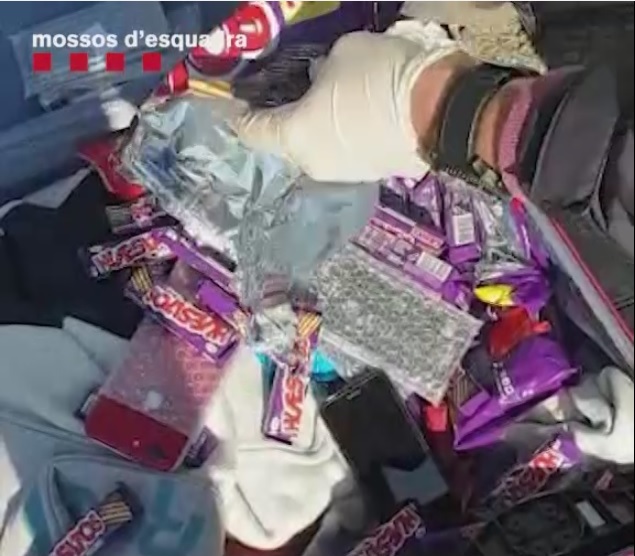 Detenido con 44 móviles de última generación escondidos en chocolatinas