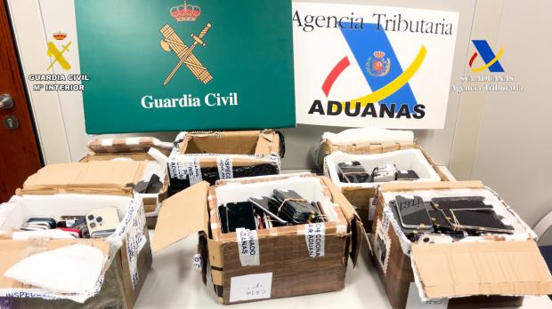 Encuentran 472 móviles robados en paquetes de correo postal con destino a Asia