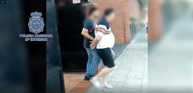 Secuencia del vídeo que ha facilitado la Policía Nacional sobre la detención del hombre en Viladecans