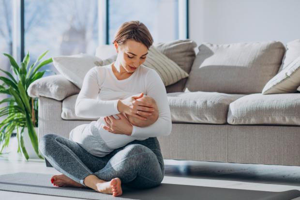 Mujer proporcionando su leche materna al bebé