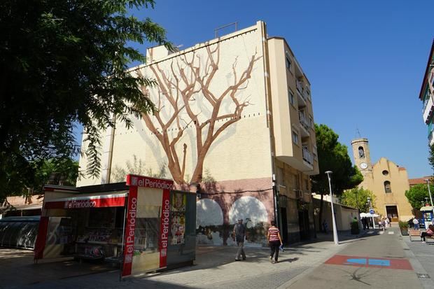 El mural es una representación del árbol que tiene enfrente.