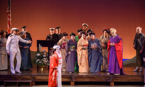 Madama Butterfly actuando en un escenario