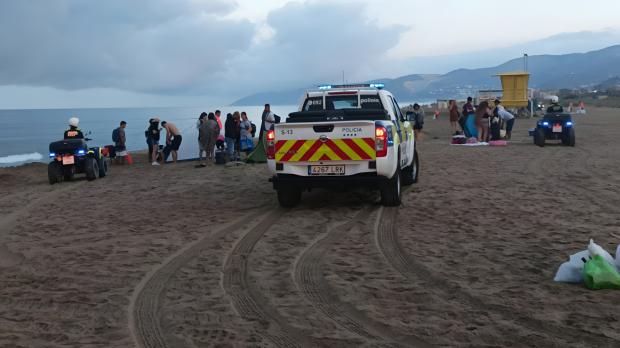 Castelldefels blinda sus playas para la verbena de Sant Joan con un operativo de limpieza exprés