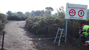 El acceso a las minas de plomo de Castellví de Rosanes vallado por el estado de ruina de las instalaciones