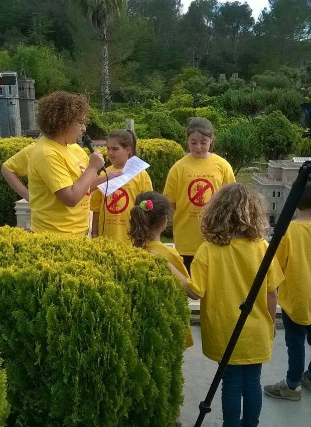 Torrelles es mobilitza a la plaça Sant Jaume en miniatura per reubicar l’antena de telefonia mòbil