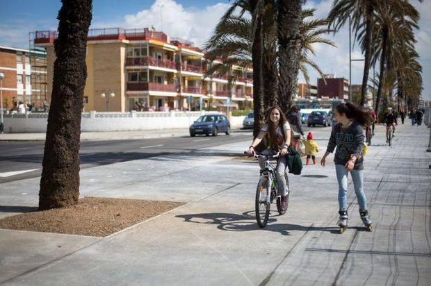 Castelldefels inicia la primavera con el nuevo paseo Marítimo abierto a la ciudadanía