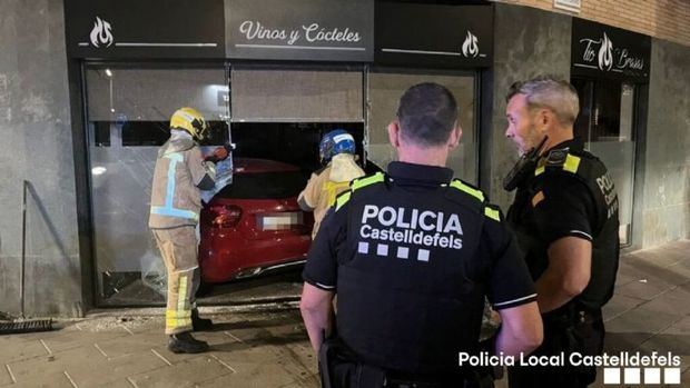 Un coche se empotra contra un restaurante de Castelldefels sin causar víctimas