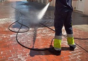 L'Ajuntament intensifica la limpieza del eje comercial para mejorar la salubridad