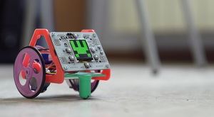 Fantàstic, el nuevo robot que utilizarán los alumnos de primaria en las escuelas de primaria de Cornellà para las asignaturas de introducción a la programación y robótica.