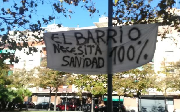 Pancarta frente al  CAP Sanfeliu de L'Hospitalet en la que se reclama que aumente la atención sanitaria por la crisis del coronavirus . FOTO: MARIA RINALDI 