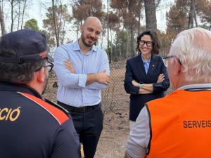Núria Parlon y Marc Giribet inspeccionan la zona afectada por el incendio forestal en Sant Andreu de la Barca