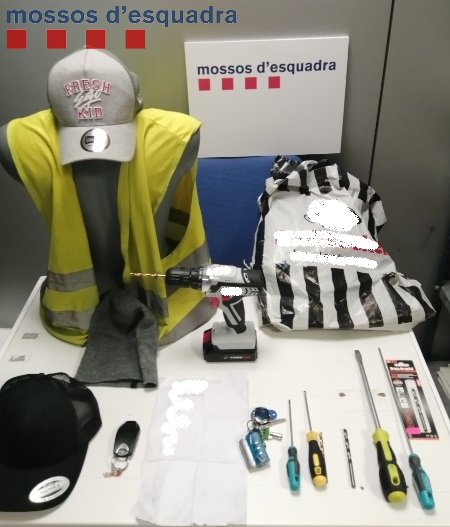 Los Mossos detienen a dos hombres en l’Hospitalet por el robo en el interior de una furgoneta de paquetería