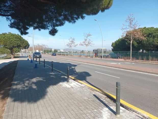 Castelldefels mejora la seguridad vial en un entorno escolar y repara sus aceras