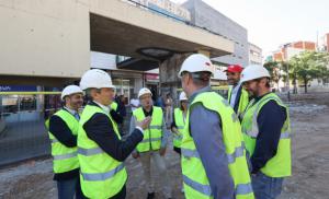 Quirós y Sanz visitan el refugio climático en construcción de la plaza de la Bòbila