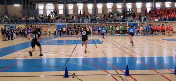 Jóvenes realizando ejercicios físicos en Fit Games L'H