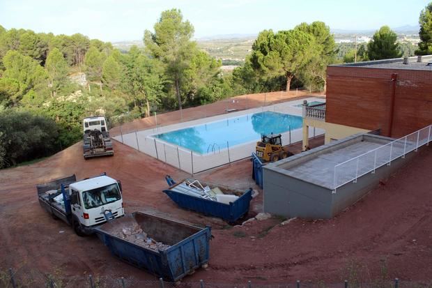 Comienzan las obras para convertir el edificio grande de la escuela antigua en un centro social