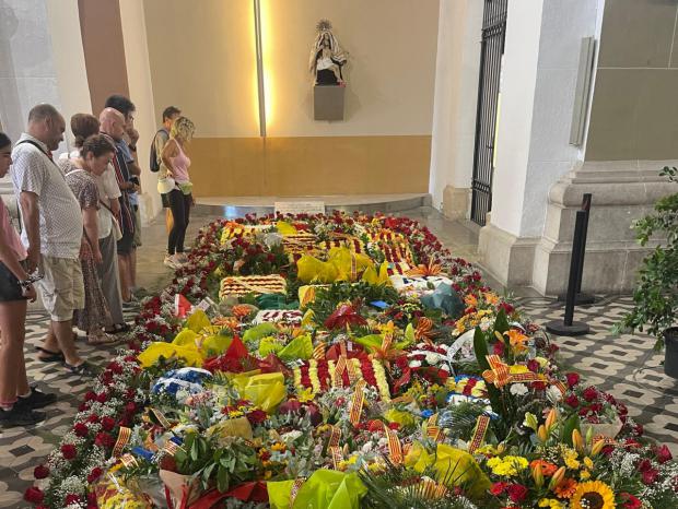 Flores y compromiso en Sant Boi: Lluïsa Moret llama a mantener vivo el espíritu de la Diada de 1976
