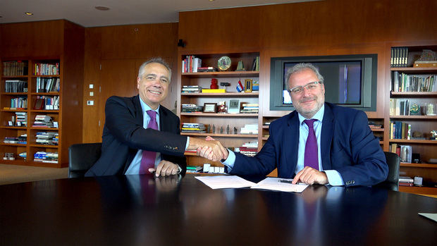 Momento de la firma entre Navarro y Serrallonga.